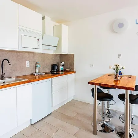 Kiara Daire Costa Teguise